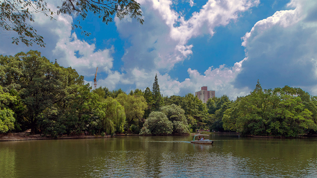 蓝蓝的天，静静的湖