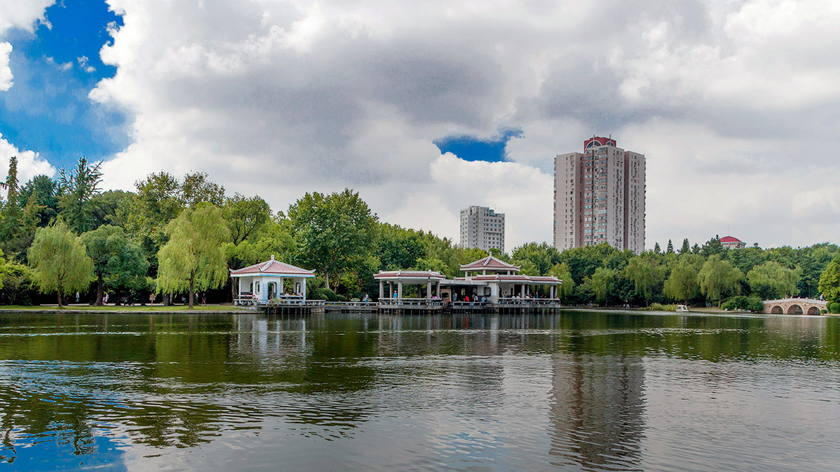 蓝蓝的天，静静的湖