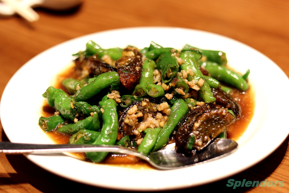 Outlet shopping with snack,