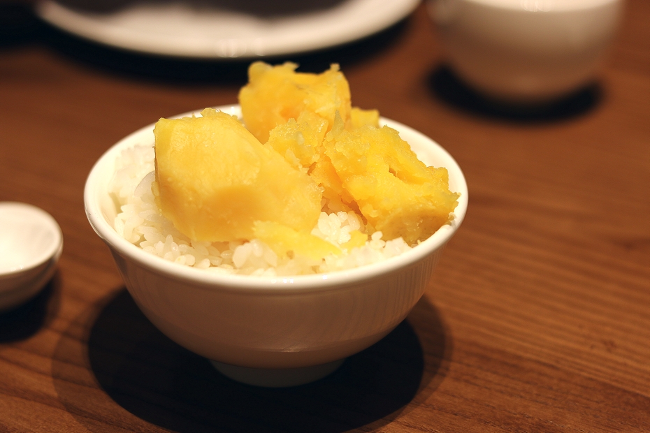 Outlet shopping with snack,