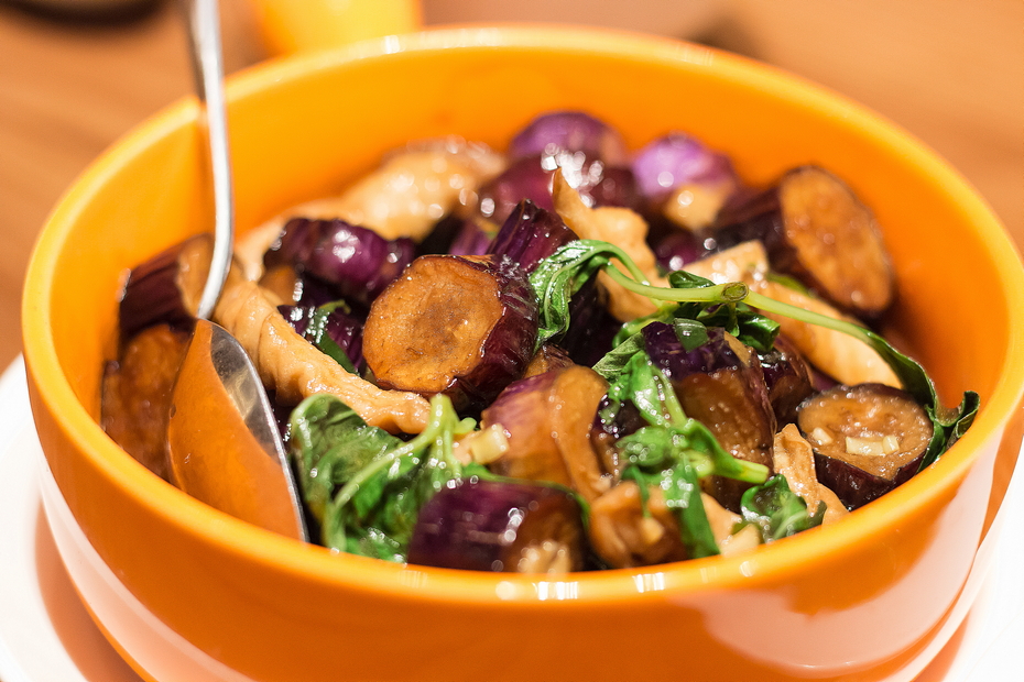 Outlet shopping with snack,