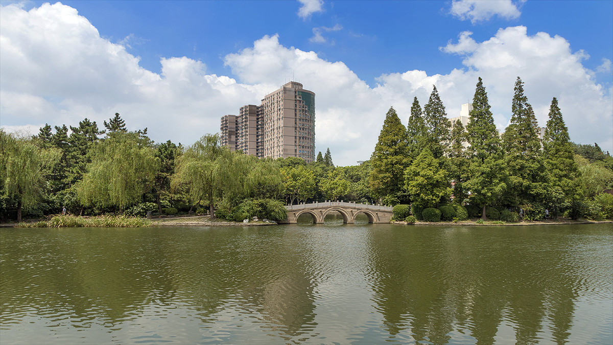 蓝蓝的天，静静的湖