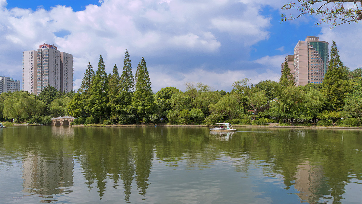 蓝蓝的天，静静的湖