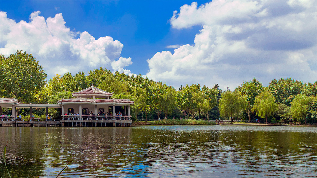 蓝蓝的天，静静的湖