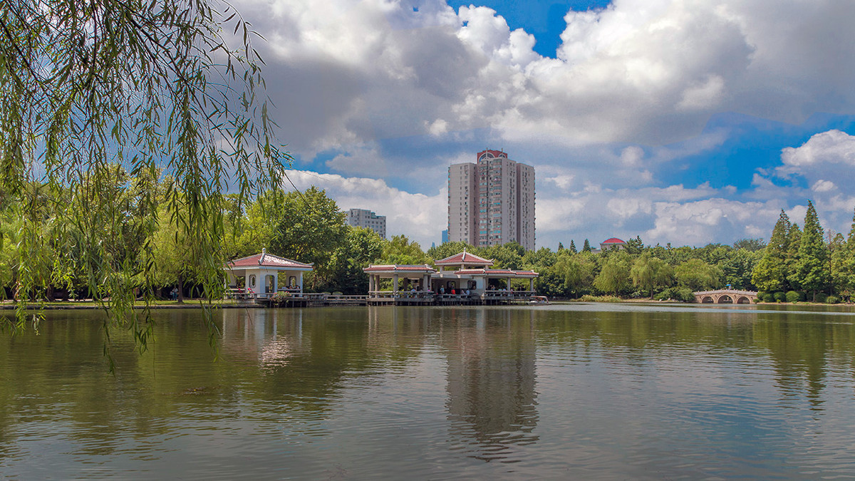 蓝蓝的天，静静的湖