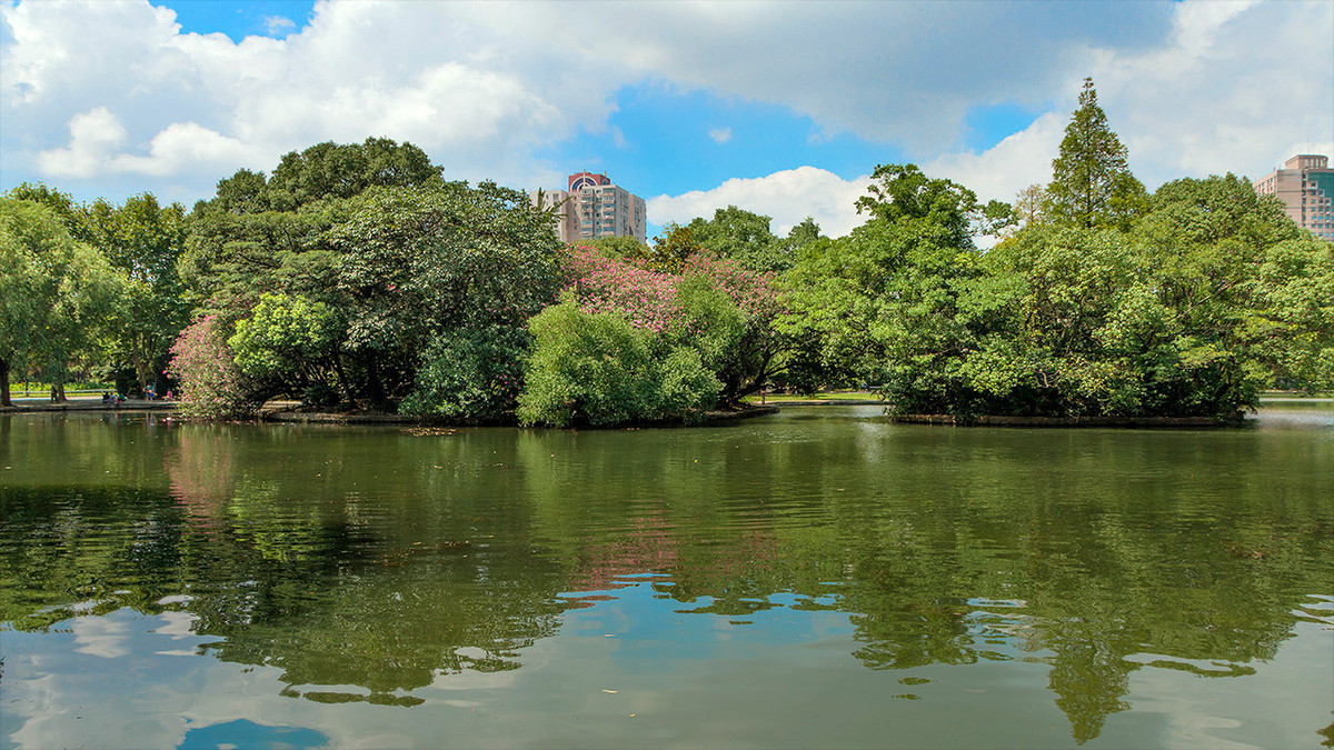 蓝蓝的天，静静的湖