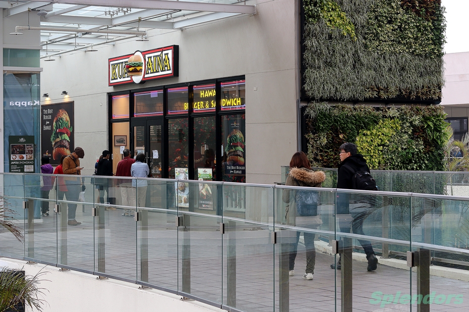Outlet shopping with snack,