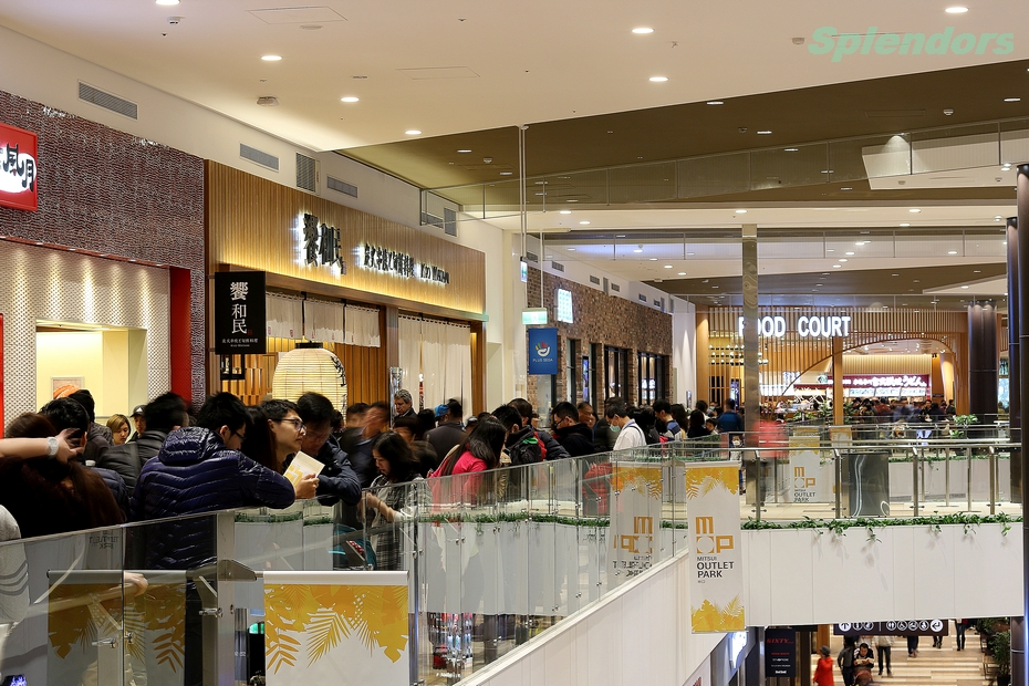 Outlet shopping with snack,