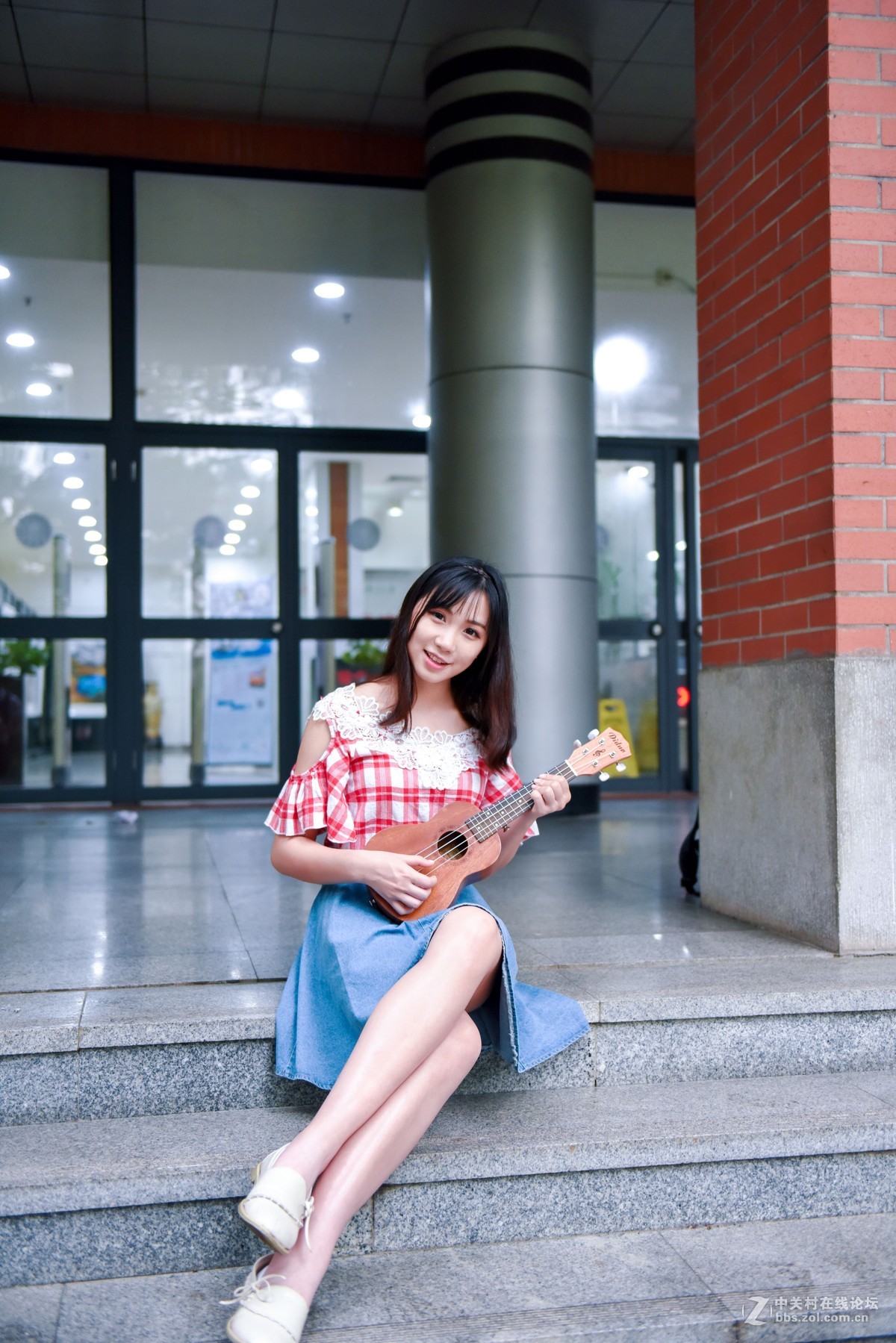 弹尤克里里的女孩