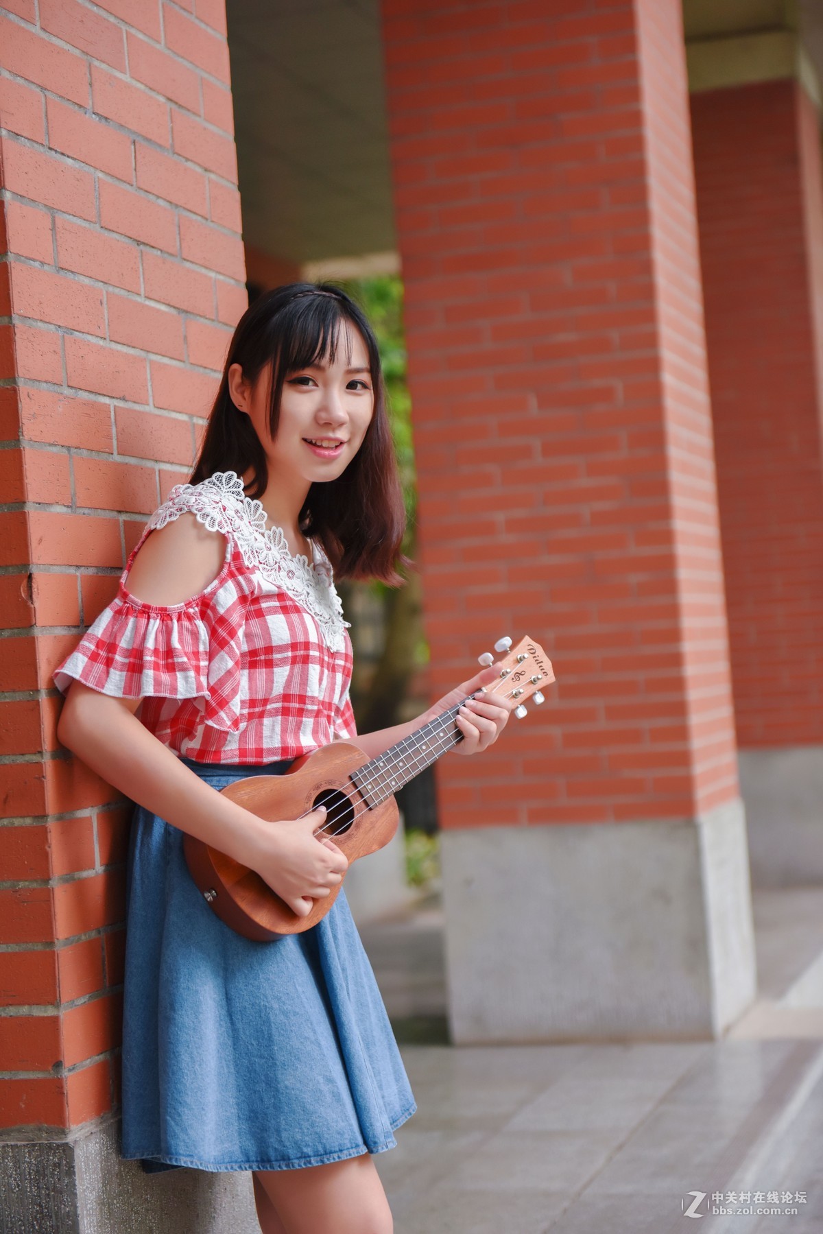 弹尤克里里的女孩