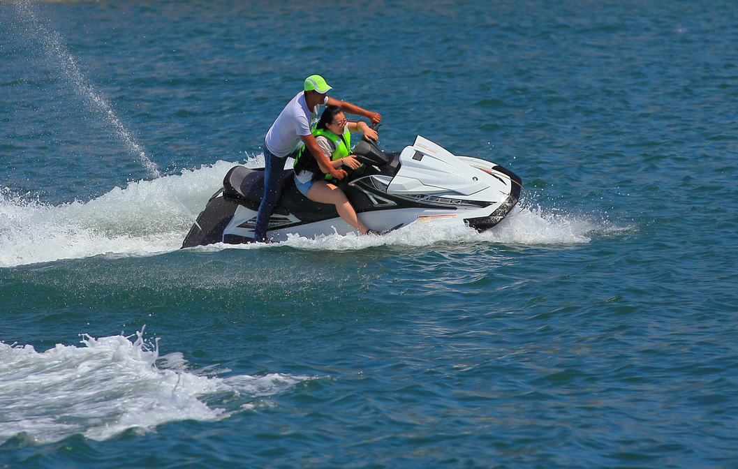 "活跃贴"海陆空之一组《海上飞驰的快艇》抓拍小品供大家凉快凉快.