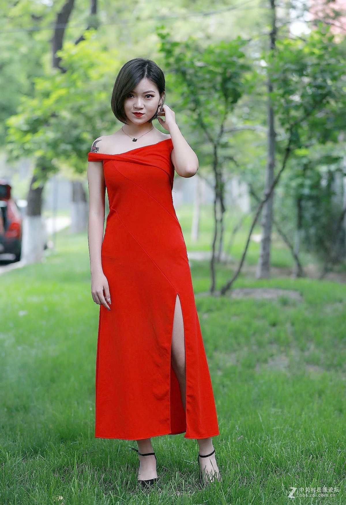 红裙女