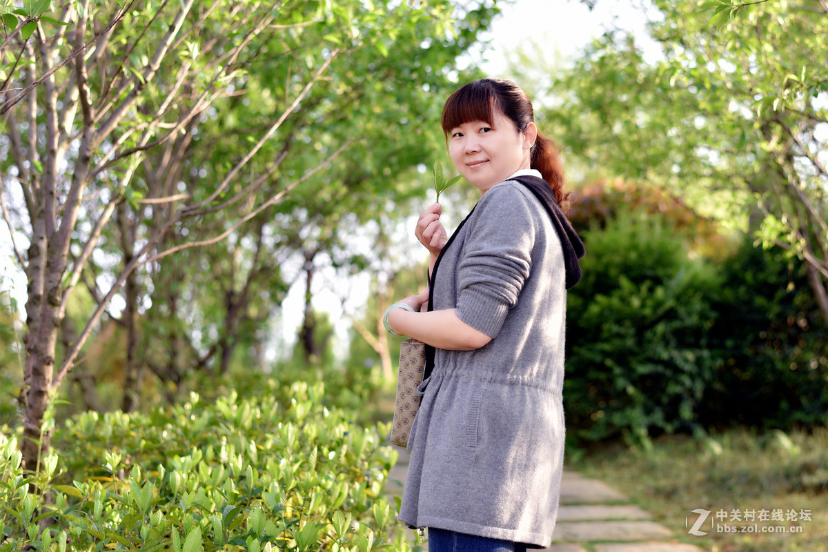 新镜头试镜，感觉光圈2.2以上好用，以下难控制。请各位好友多指教。