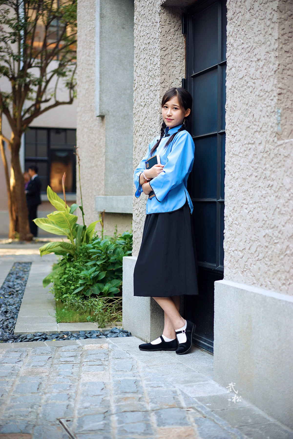 在看书的民国女孩