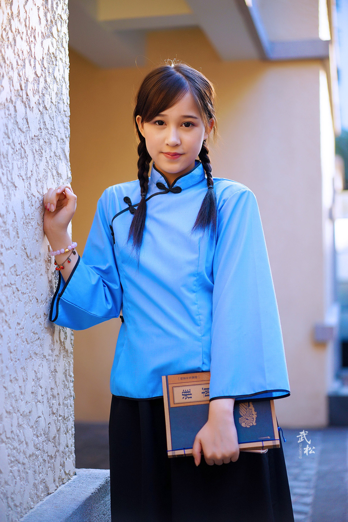 在看书的民国女孩