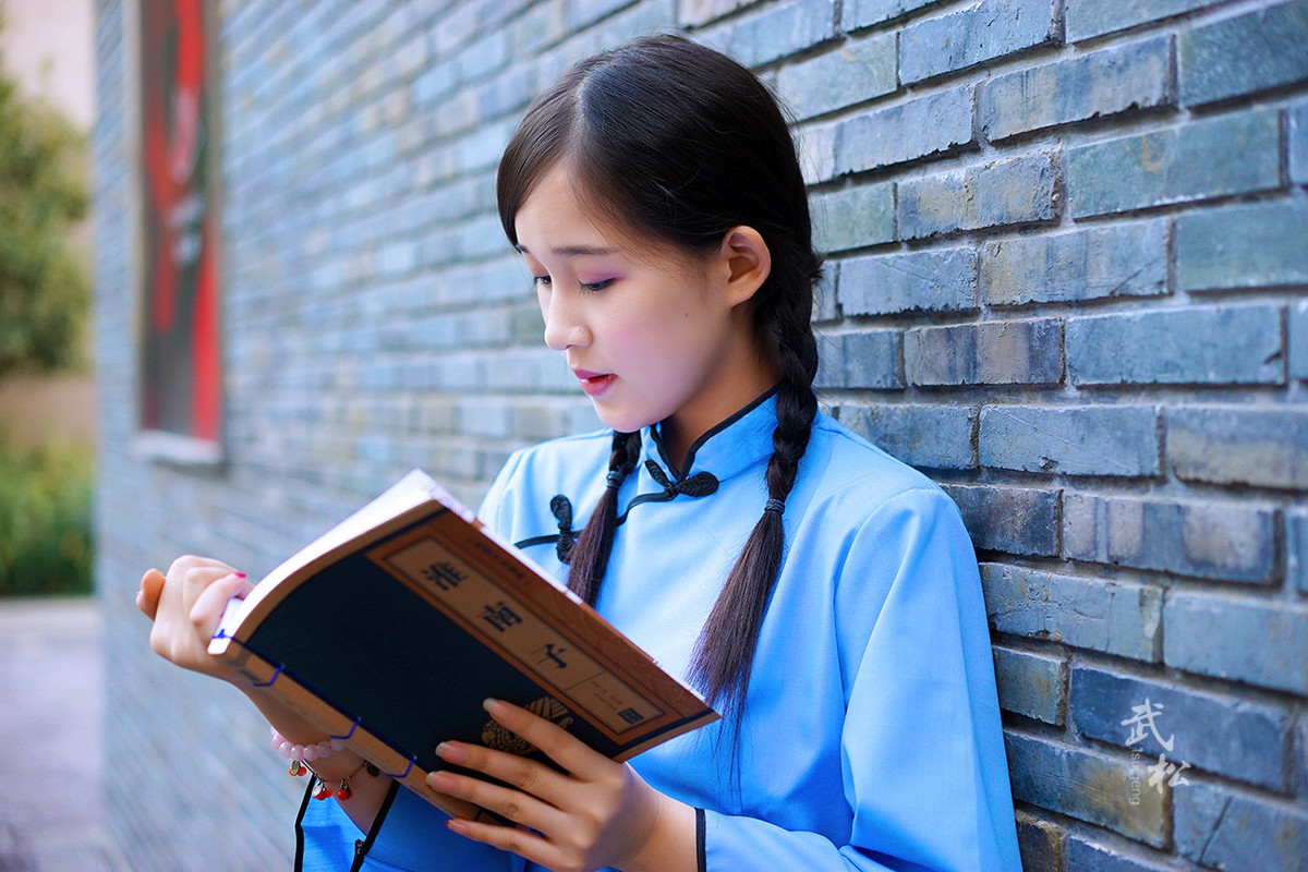 在看书的民国女孩