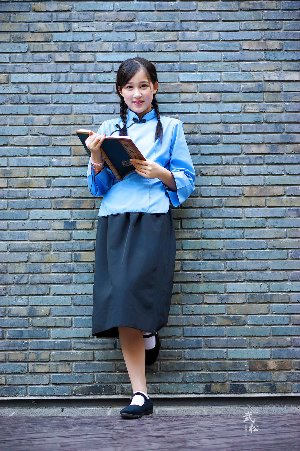 在看书的民国女孩