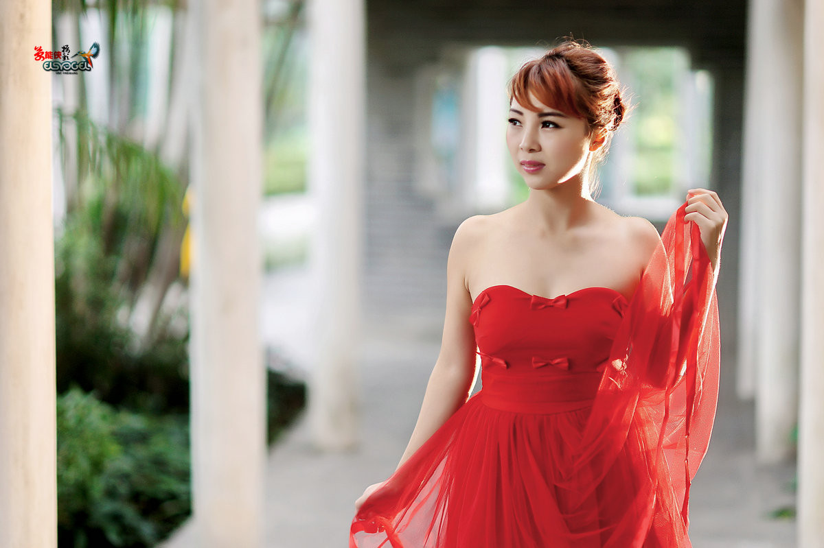 冬日红衣少女丽娜