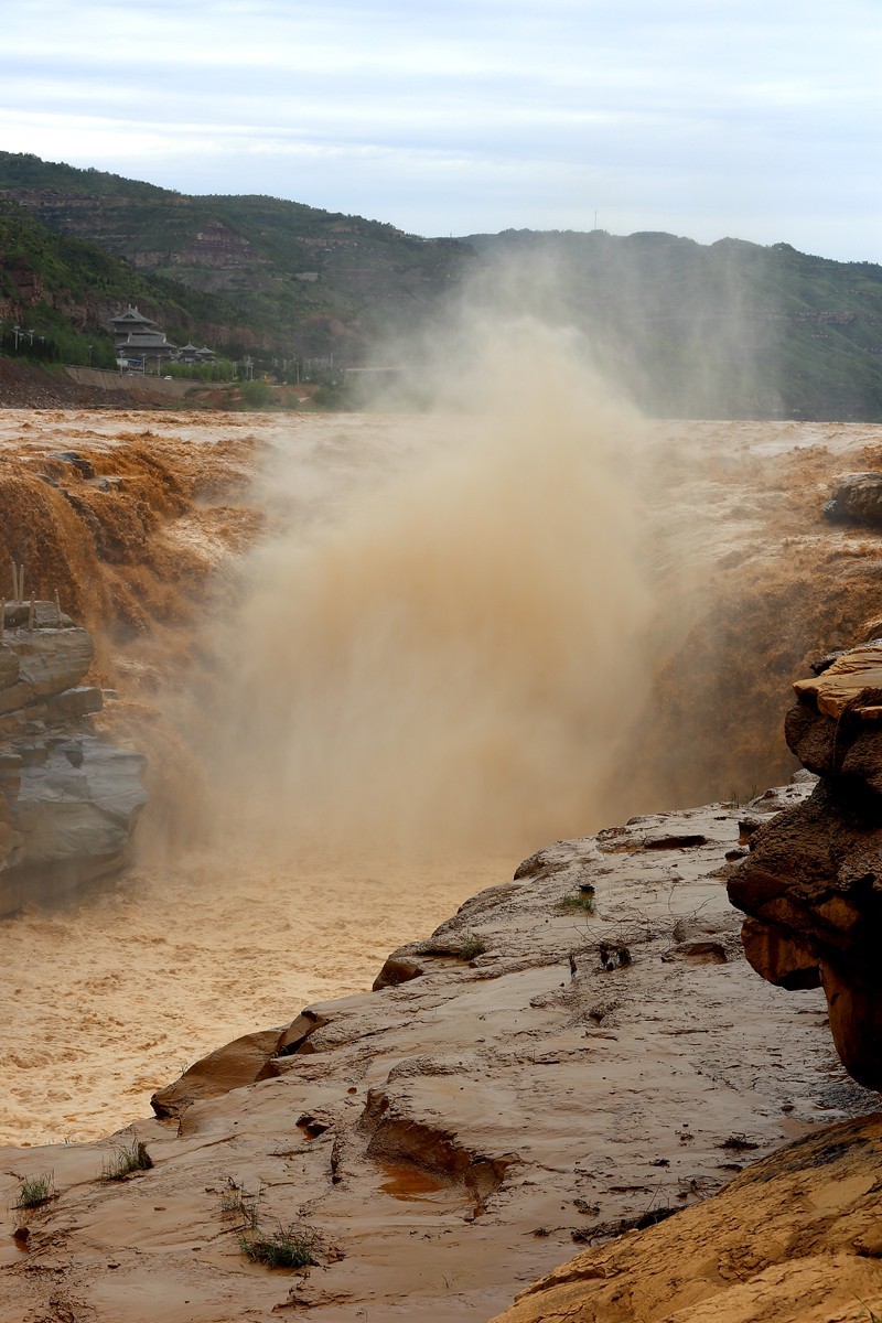 奔腾吧黄河壶口瀑布略影