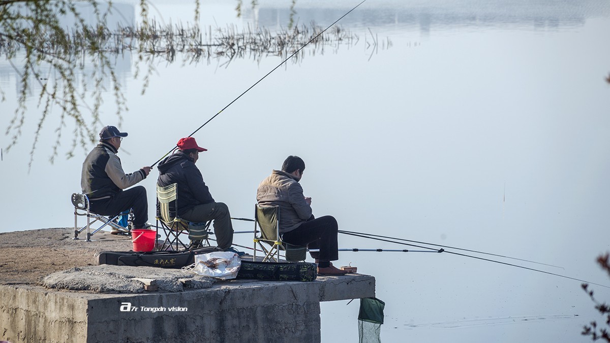 细河岸边垂钓人1