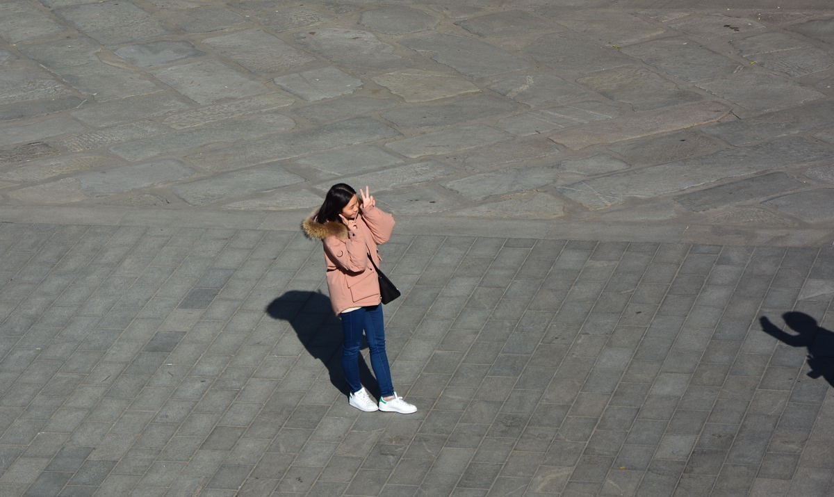 城墙上远距离拍人物