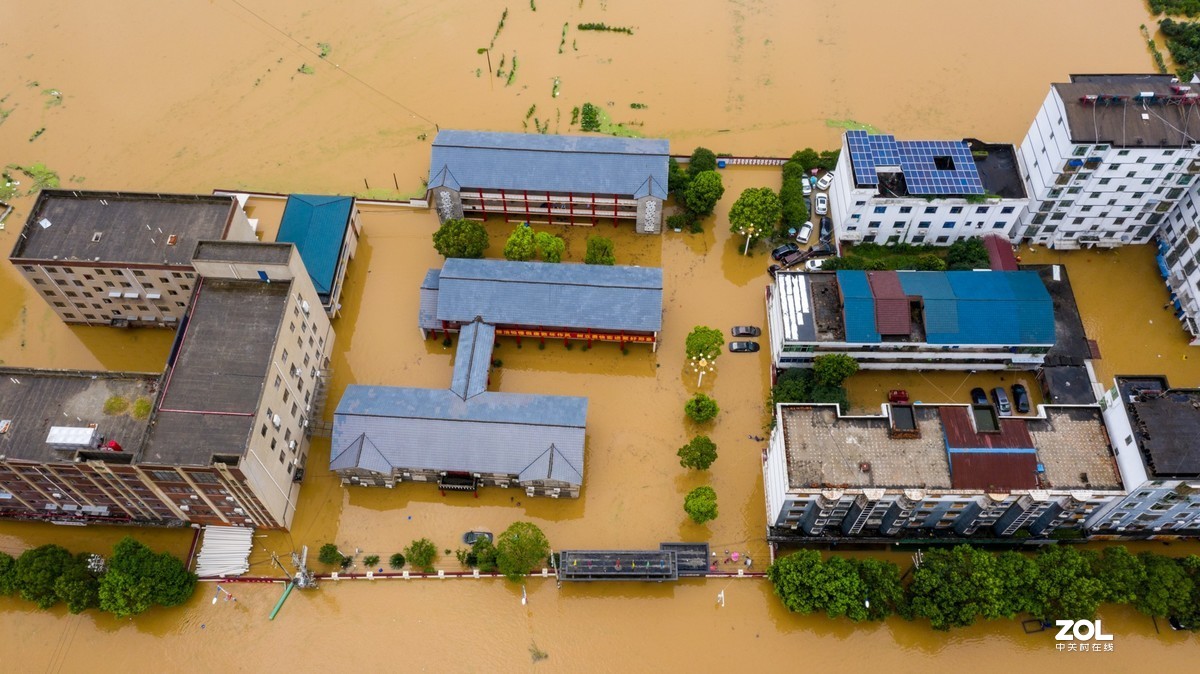 江西峡江：洪水来袭 水边镇党员干部“乘风破浪”逆行而上