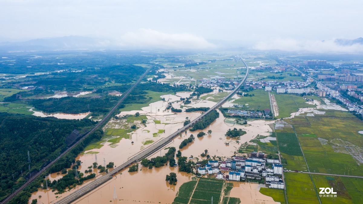 江西峡江：洪水来袭 水边镇党员干部“乘风破浪”逆行而上