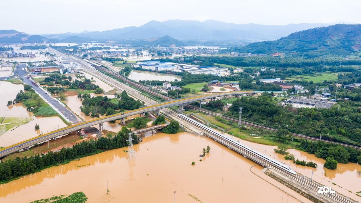 江西峡江：洪水来袭 水边镇党员干部“乘风破浪”逆行而上