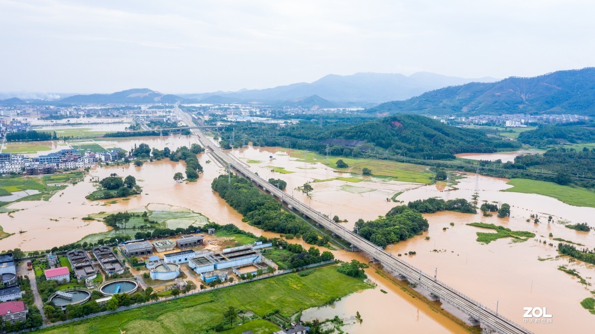 江西峡江：洪水来袭 水边镇党员干部“乘风破浪”逆行而上