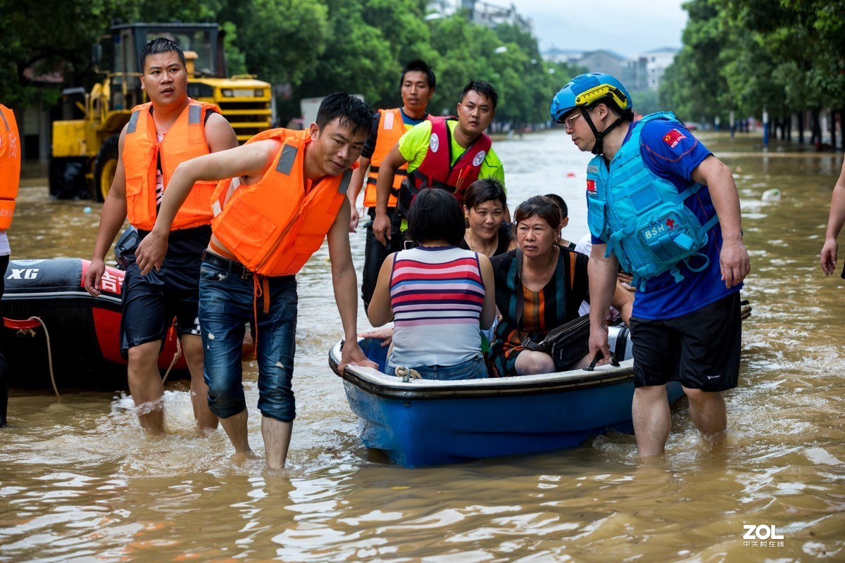 江西峡江：洪水来袭 水边镇党员干部“乘风破浪”逆行而上