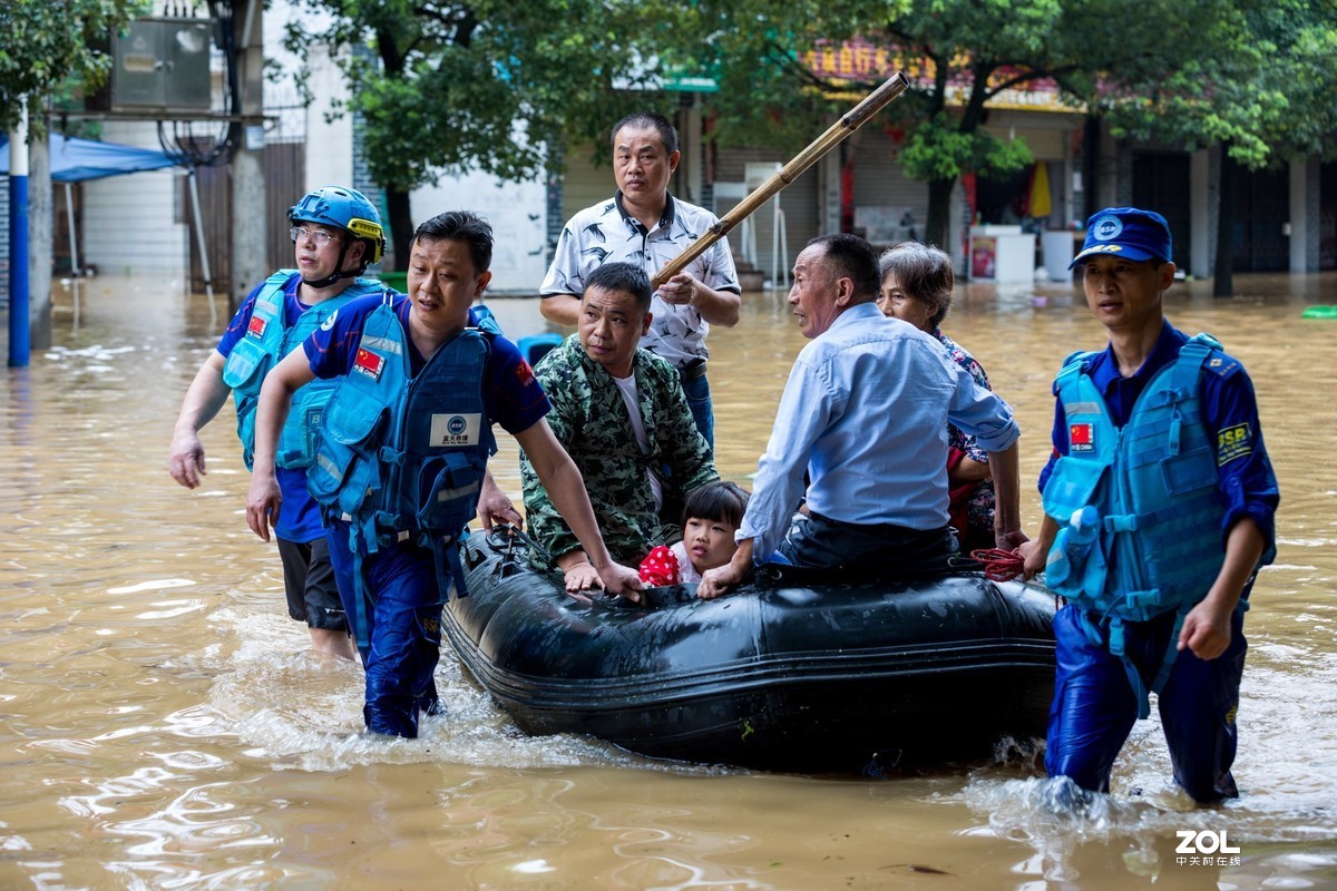 江西峡江：洪水来袭 水边镇党员干部“乘风破浪”逆行而上