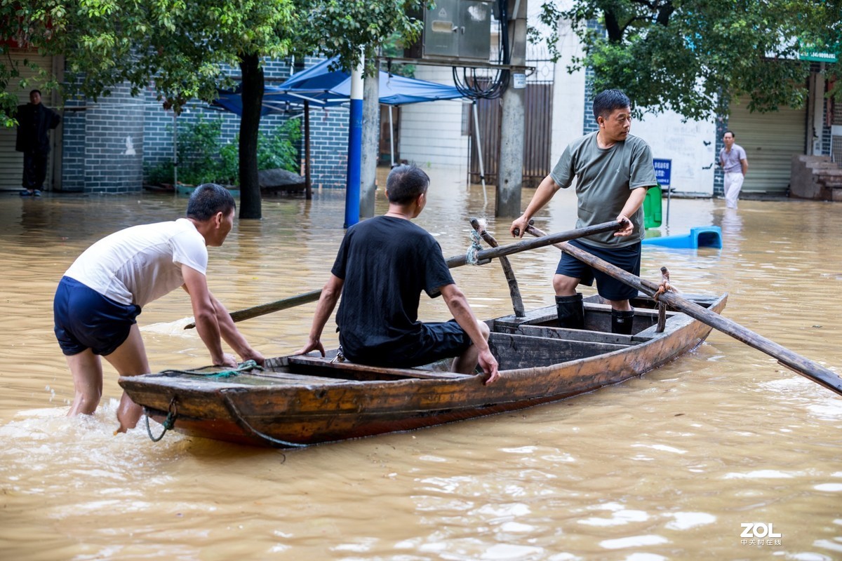 江西峡江：洪水来袭 水边镇党员干部“乘风破浪”逆行而上
