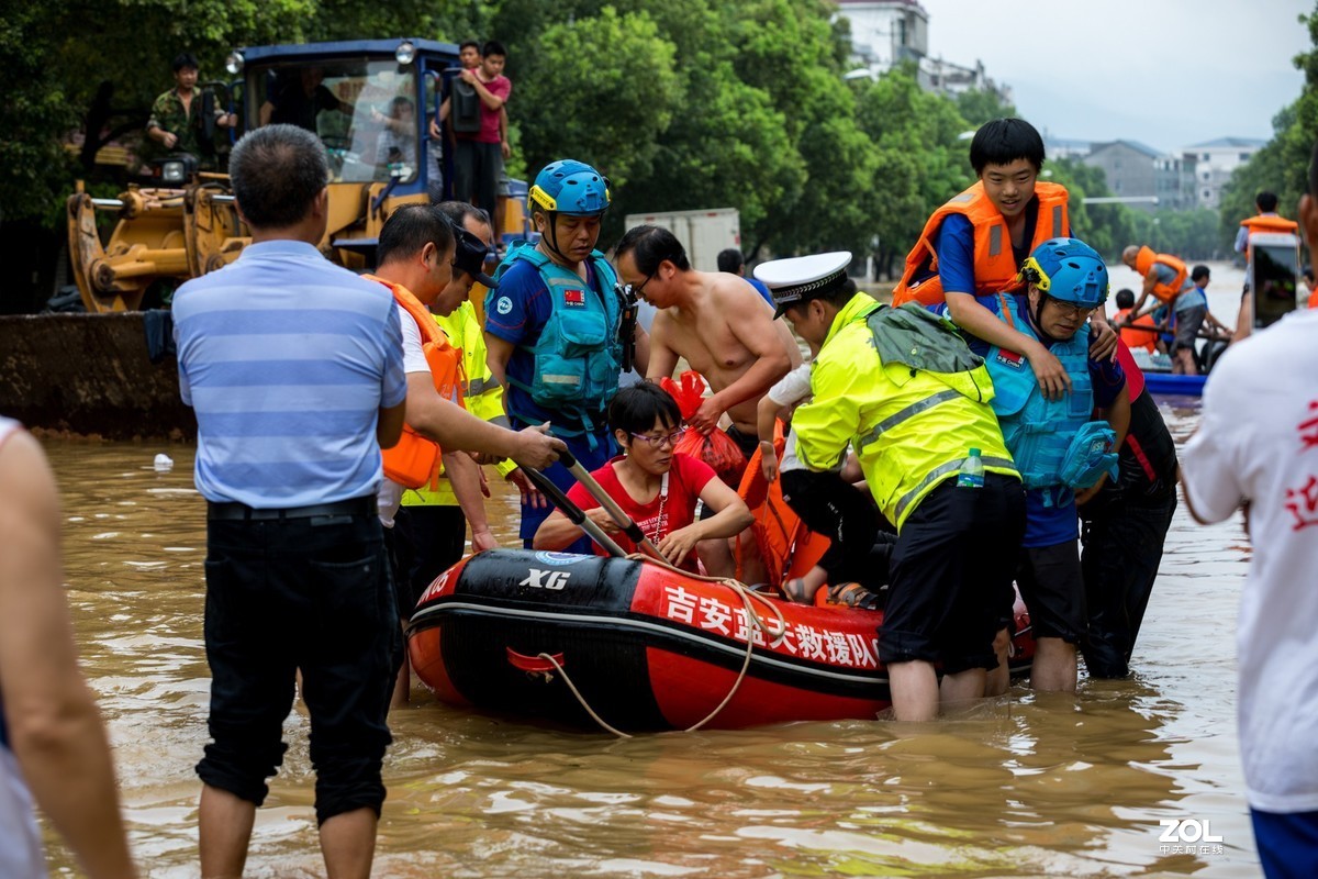 江西峡江：洪水来袭 水边镇党员干部“乘风破浪”逆行而上