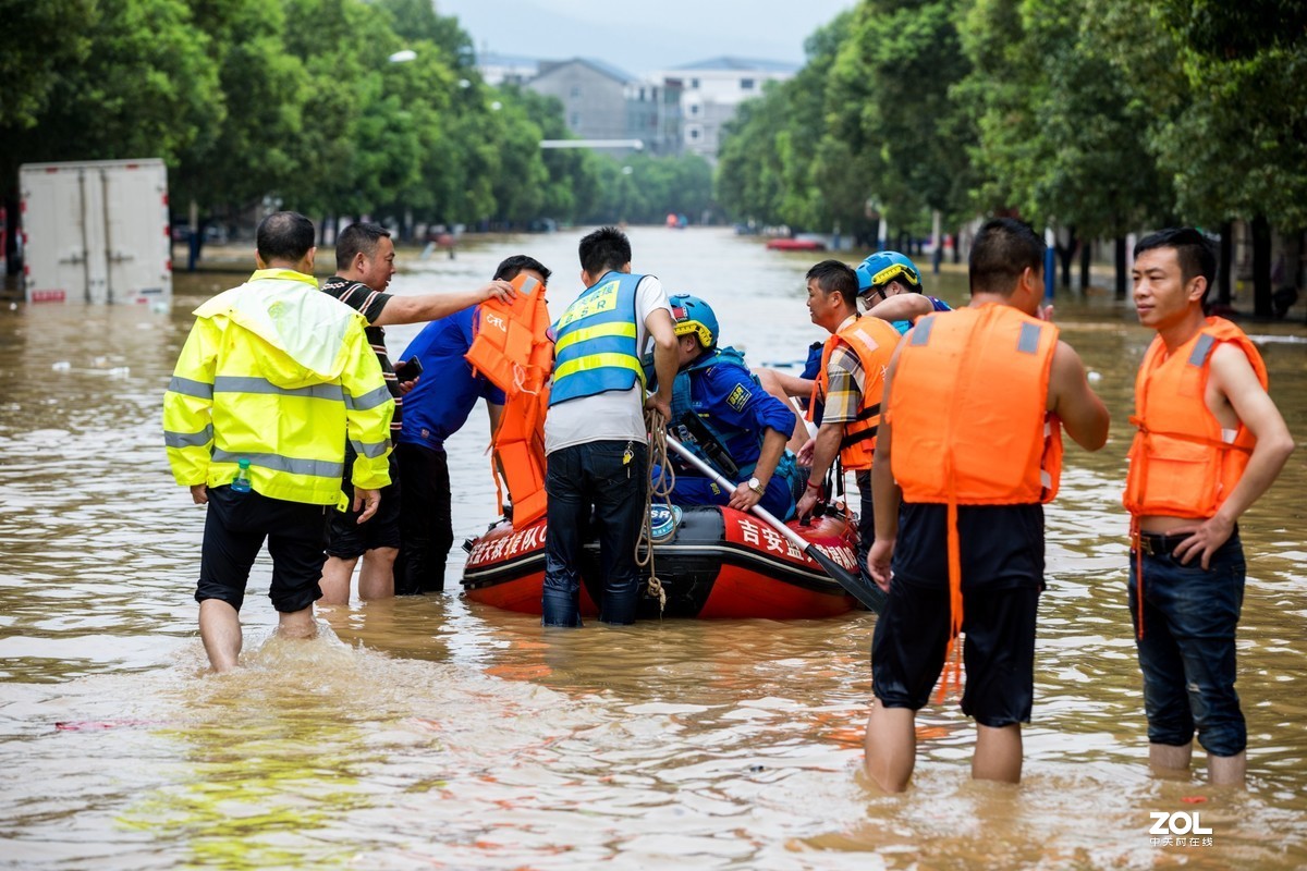 江西峡江：洪水来袭 水边镇党员干部“乘风破浪”逆行而上