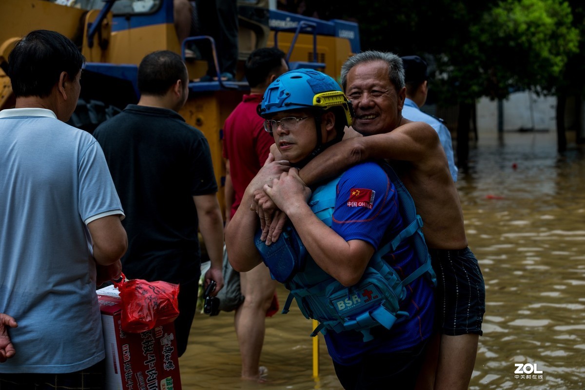 江西峡江：洪水来袭 水边镇党员干部“乘风破浪”逆行而上
