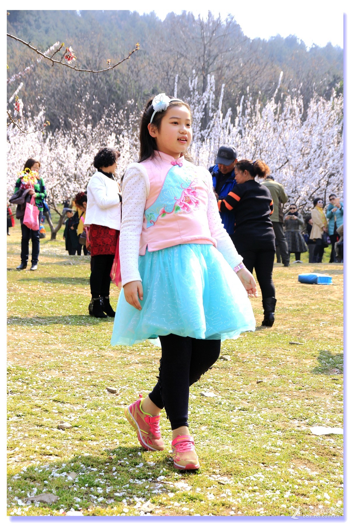 #ZOL月赛-三月风光无限好#金山杏花林女孩