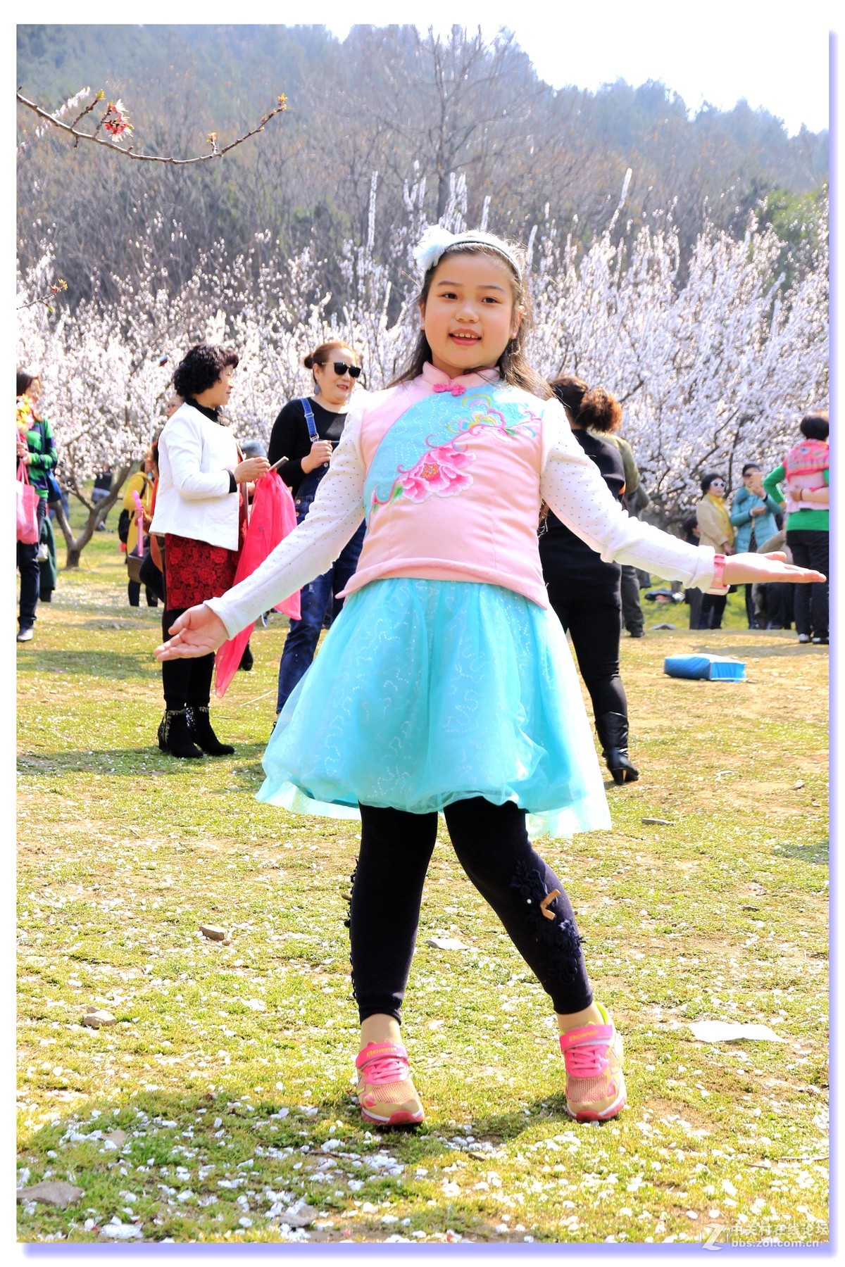 #ZOL月赛-三月风光无限好#金山杏花林女孩