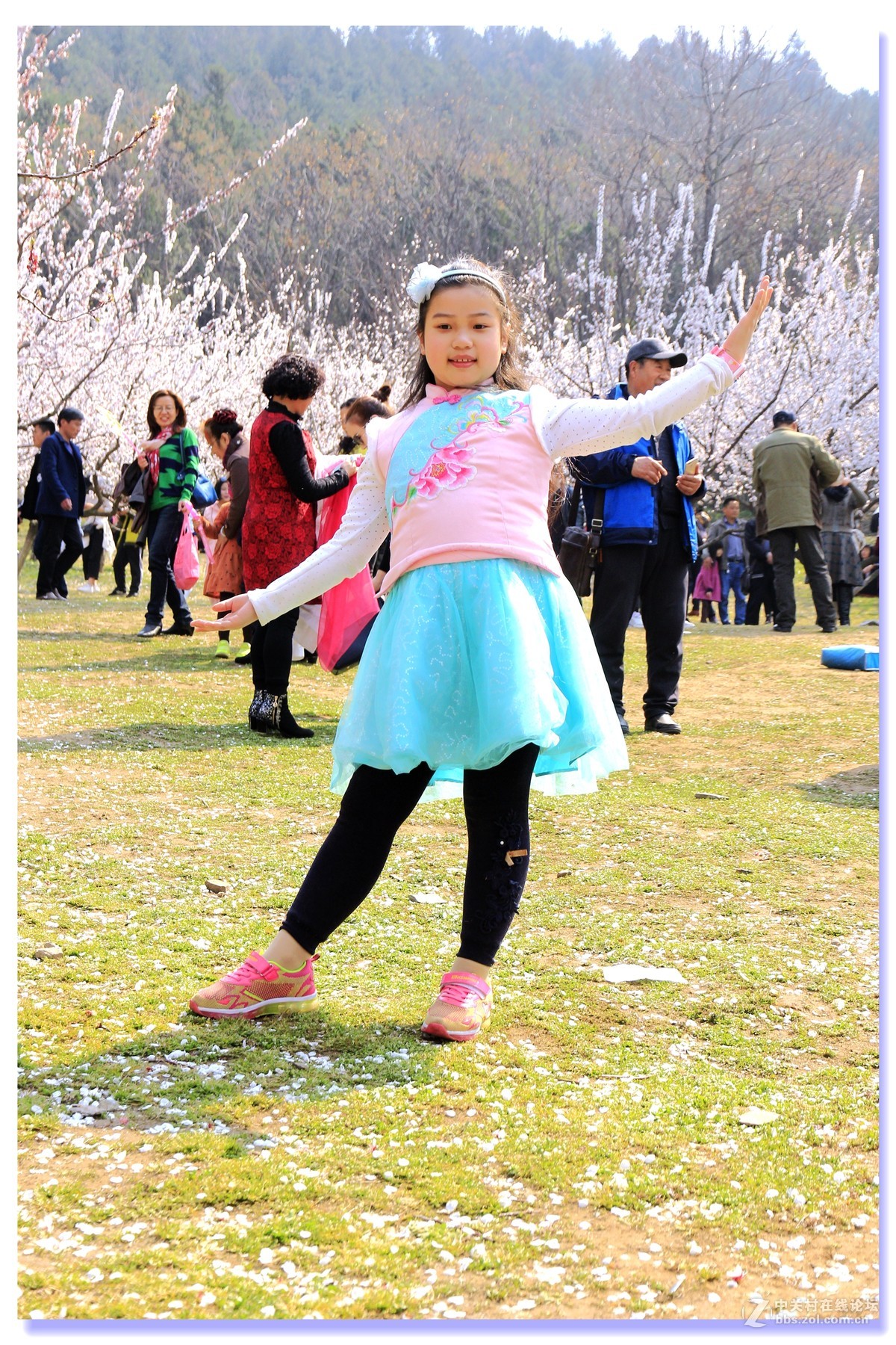 #ZOL月赛-三月风光无限好#金山杏花林女孩
