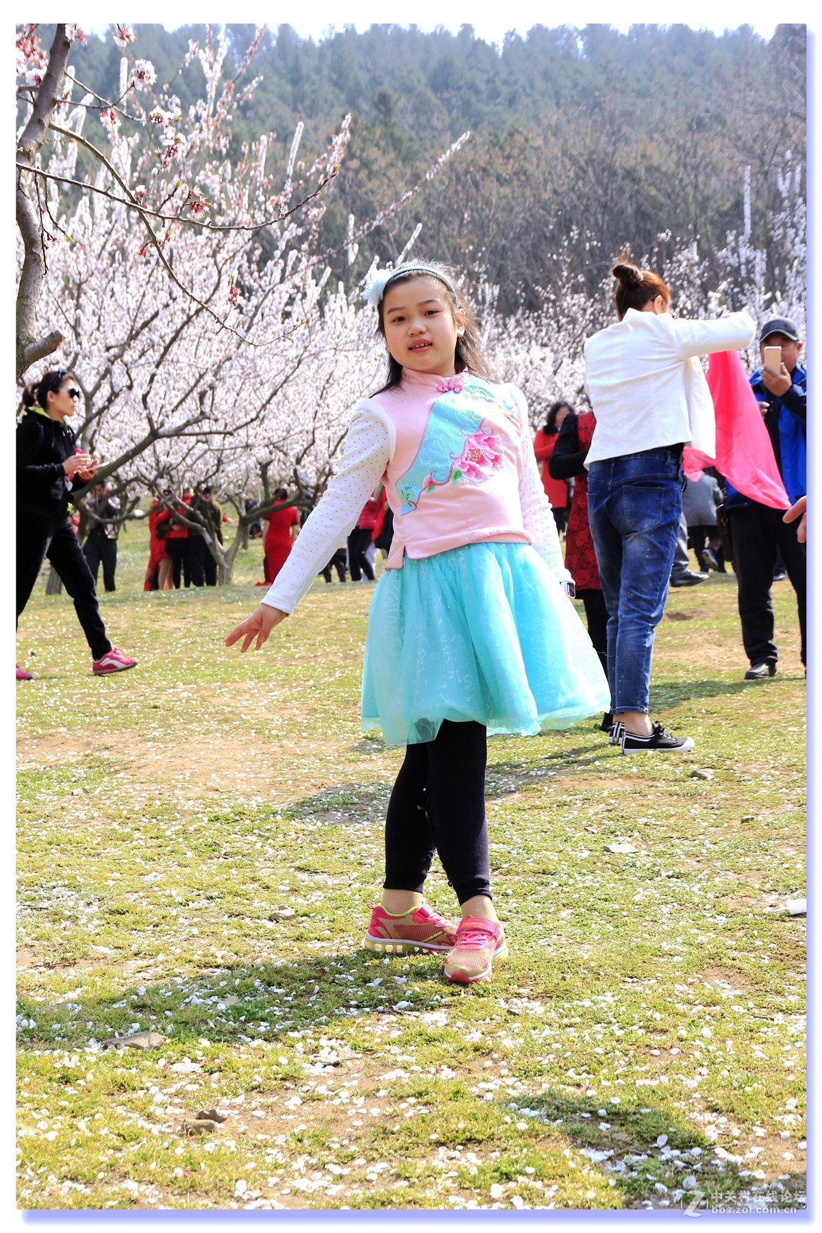 #ZOL月赛-三月风光无限好#金山杏花林女孩