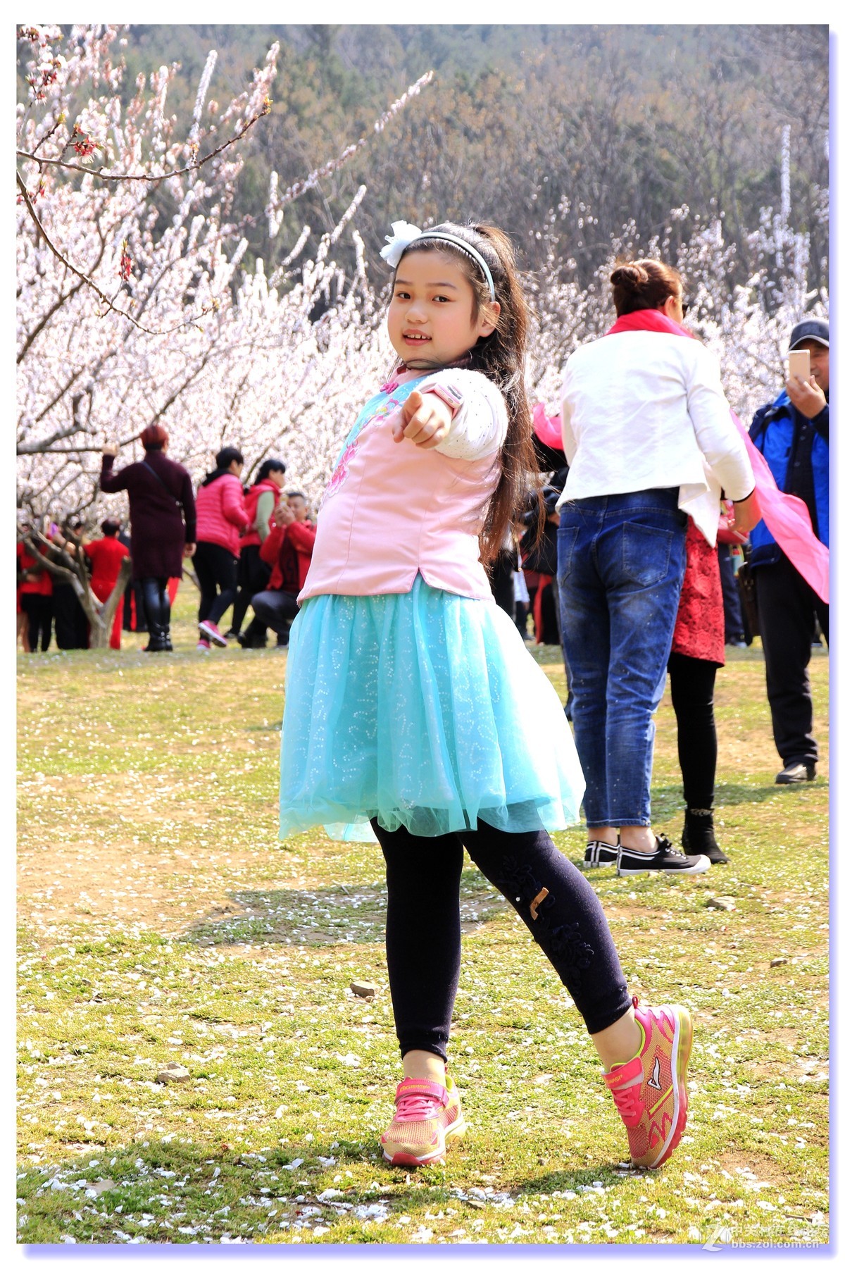 #ZOL月赛-三月风光无限好#金山杏花林女孩