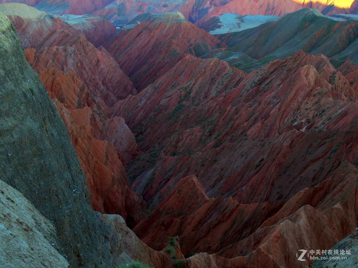 努尔加峡谷的落日景象