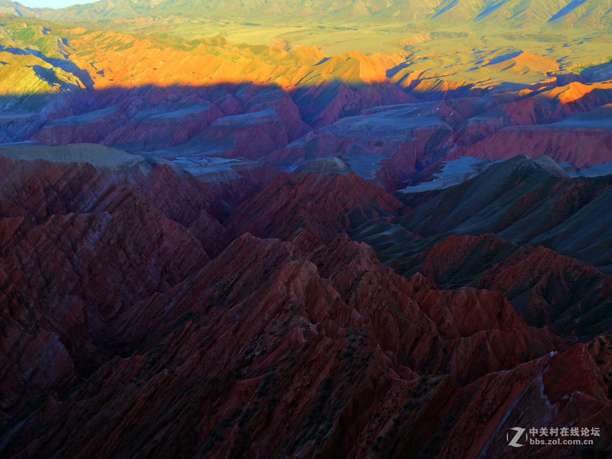 努尔加峡谷的落日景象