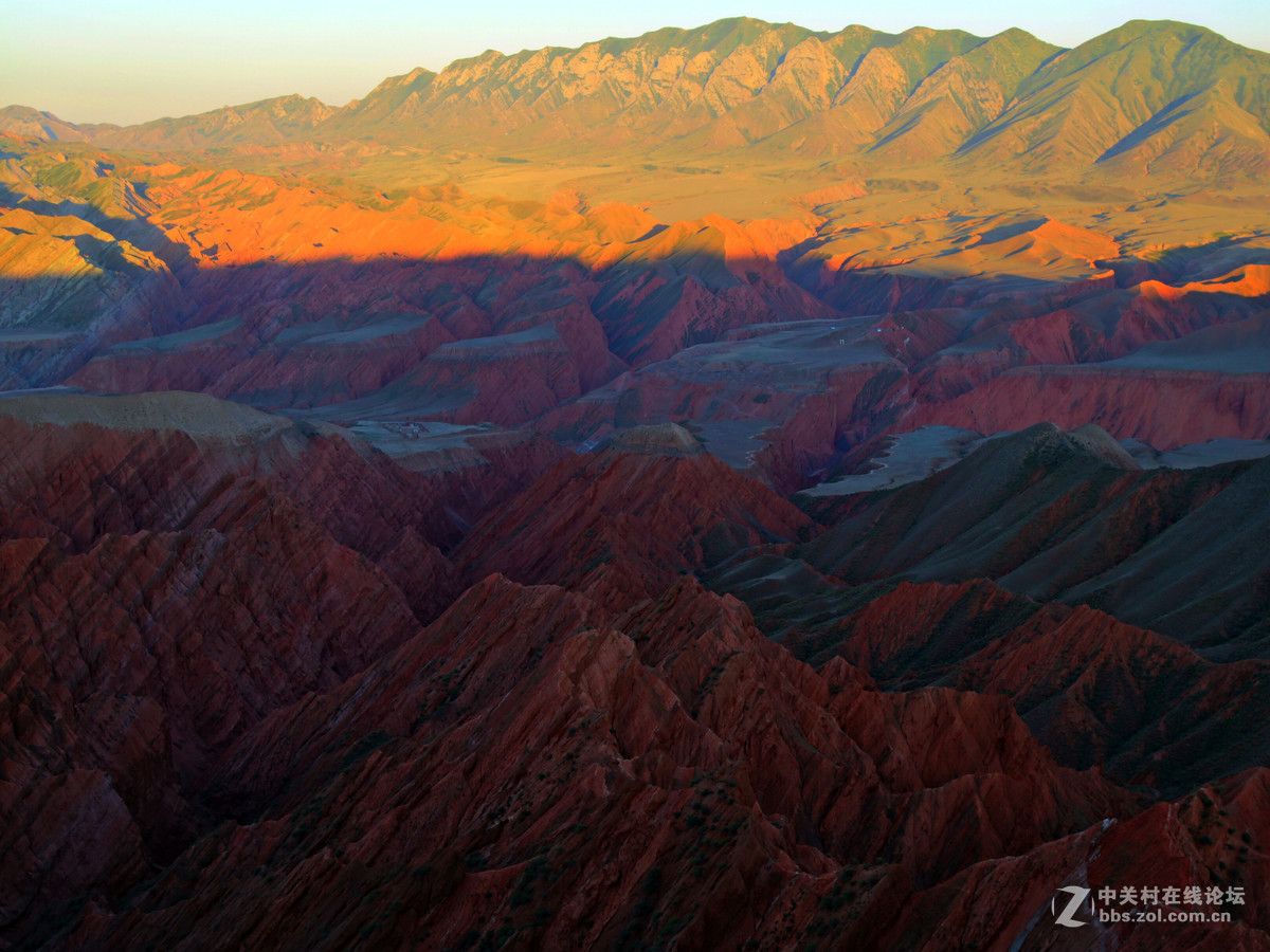努尔加峡谷的落日景象