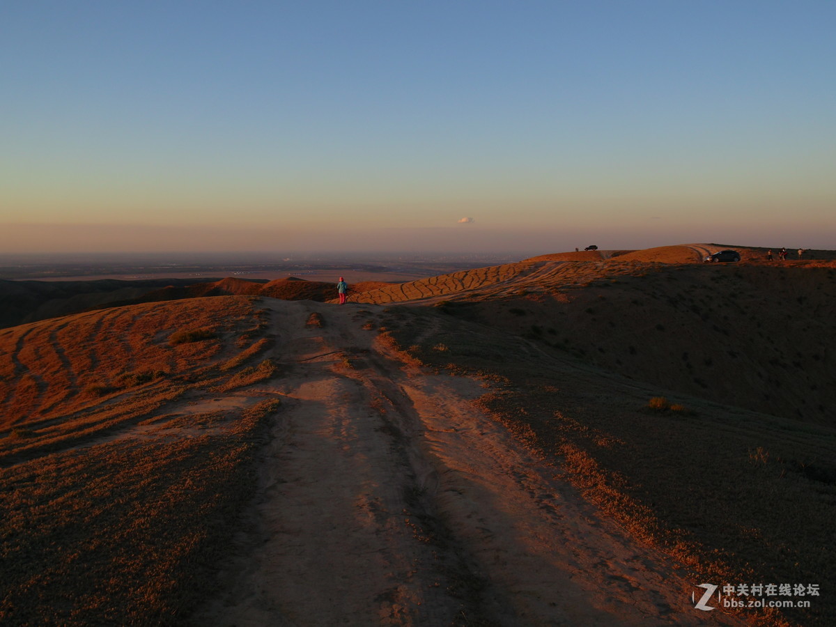 努尔加峡谷的落日景象