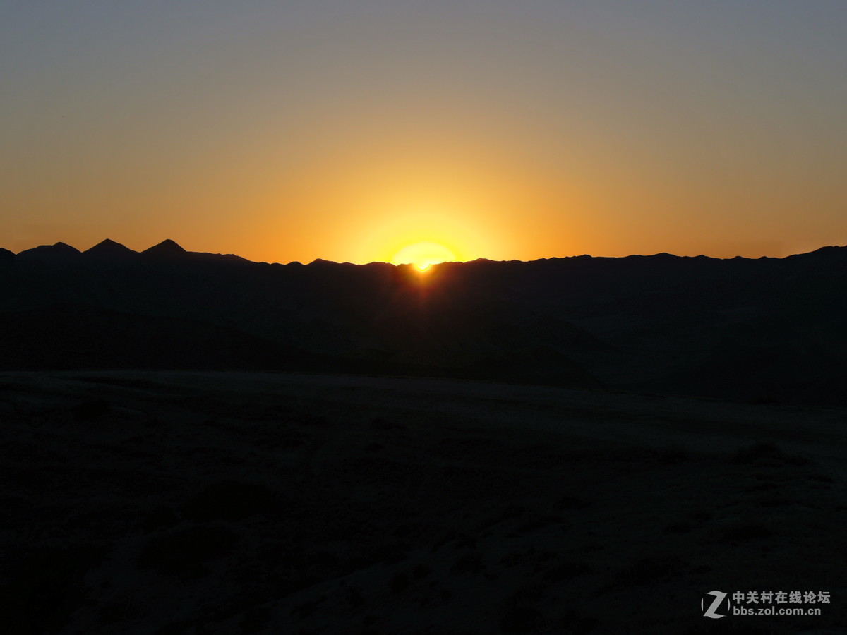 努尔加峡谷的落日景象