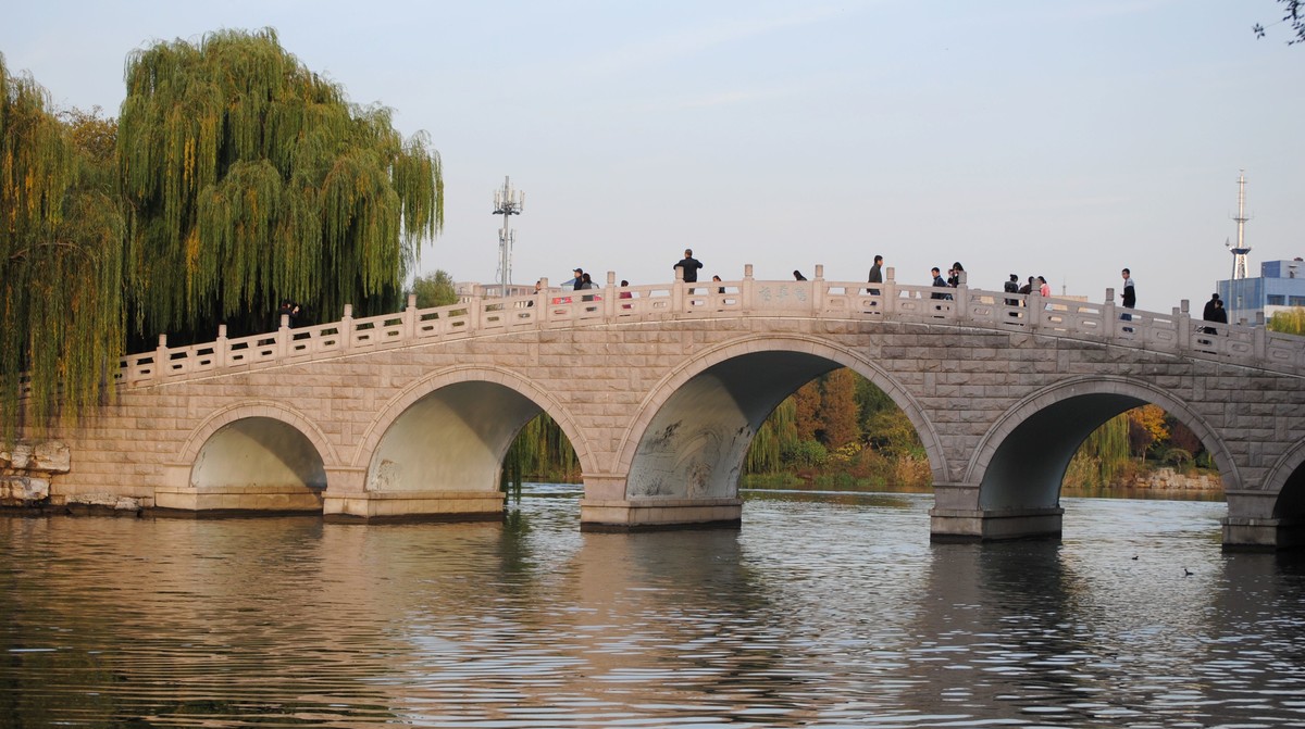 老机拍片；观湖光景色立觉神情气爽身心舒广！