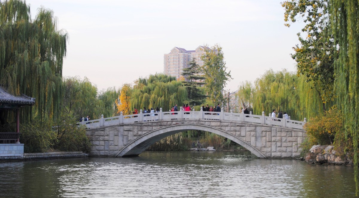 老机拍片；观湖光景色立觉神情气爽身心舒广！