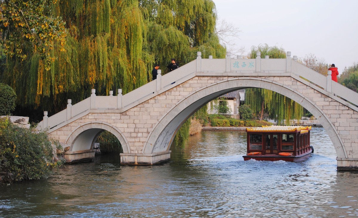 老机拍片；观湖光景色立觉神情气爽身心舒广！