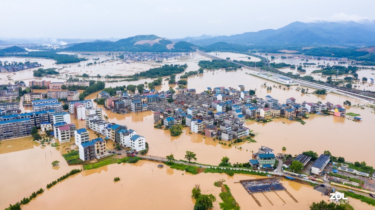 江西峡江：洪水来袭 水边镇党员干部“乘风破浪”逆行而上