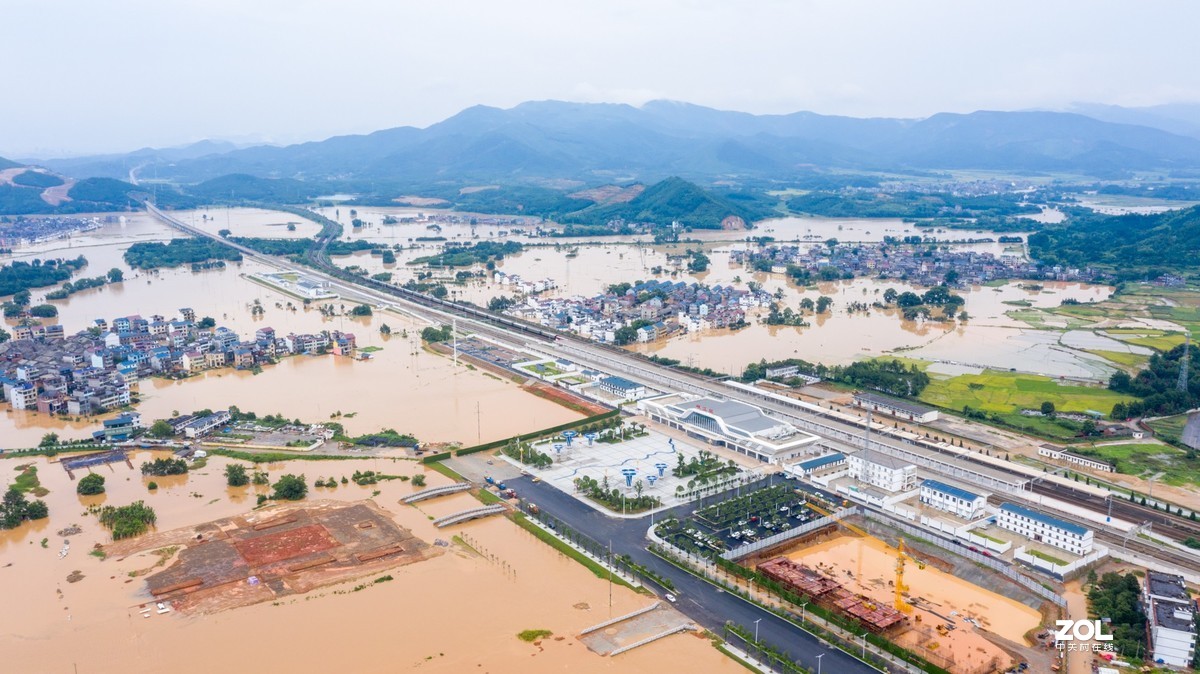 江西峡江：洪水来袭 水边镇党员干部“乘风破浪”逆行而上